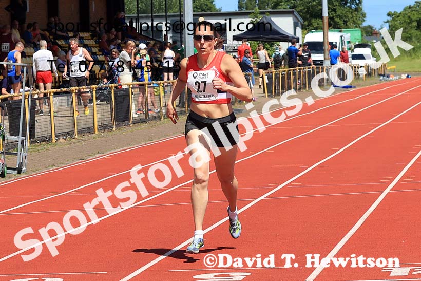 Womens 400 metres, 2024 NE Masters Track and Field Champs., Monkton Stadium, Jarrow.  Photo: David T. Hewitson/Sports for All Pics